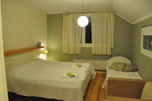 Kannuskoski图汉能陶瑞纳塔洛酒店的小房间设有两张床和窗户