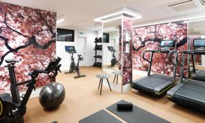 伦敦The Athenaeum Hotel & Residences的一个带健身器材的健身房和壁画