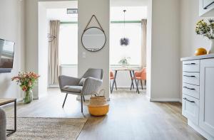 奥斯赛拜-塞林Villa Fortuna的客厅配有椅子和镜子