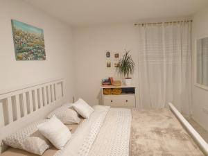 扎达尔The 2Sisters Suite的一间卧室配有带白色床单和枕头的床。