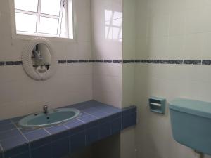 福隆港FH舒适之家公寓的一间带水槽、镜子和卫生间的浴室