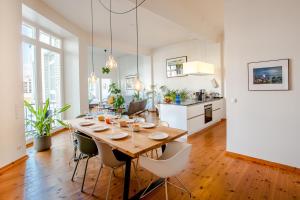 柏林Family-friendly Waterfront Loft, 3 Bedrooms, 130 m2的用餐室以及带桌椅的厨房。