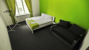 利沃夫Family Hostel Lviv的绿色客房 - 带床和椅子