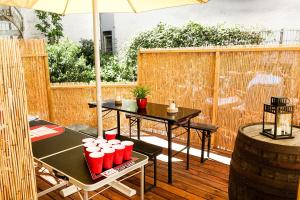 汉堡汉堡里珀巴恩城市公寓的庭院设有两张桌子和一把伞