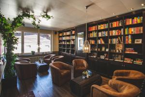 蒙绍朗格曼瓦卡尼特尔酒店的图书馆配有皮椅和书架