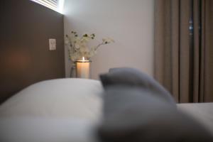赫瓦尔亚基克公寓式酒店的一间设有一张床和花瓶的房间