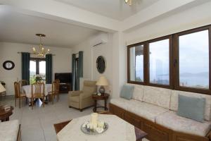 波尔塔里亚IATROU HOUSE- villa WITH INCREDIBLE VIEW的客厅配有沙发和桌子
