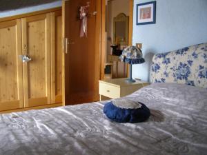 加廖Chalet Orchidea的卧室床上的蓝色枕头
