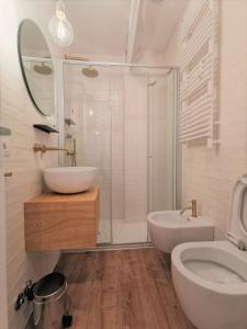 威尼斯里约酒店的一间带水槽、卫生间和淋浴的浴室