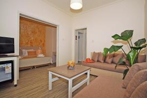 卡洛吉亚Akti Kalogria Hotel的客厅配有沙发和桌子