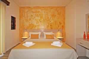 卡洛吉亚Akti Kalogria Hotel的一间卧室配有一张床,上面有两条毛巾