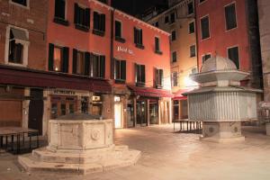 威尼斯里约酒店的一条城市街道中央的石头喷泉
