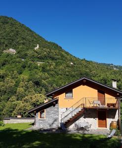 阿尔杰尼奥Baita Eleonora的山边有楼梯的房子