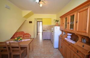 圣维托罗卡波Casa Sarina的一间带桌子的厨房和一间带冰箱的厨房