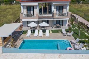 尼基季Villa Naiada的享有带游泳池的房屋的空中景致