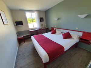 克卢尼saint odilon的一间卧室设有一张大床和一个窗户。