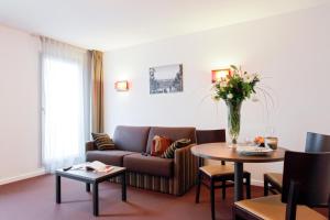 马赛马赛圣查尔斯阿德吉奥阿克瑟斯公寓式酒店的客厅配有沙发和桌子