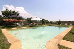 贝拉新镇兰诺蒂内奥酒店的庭院中一个带喷泉的游泳池