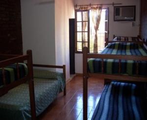 伊瓜苏港El Guembe Hostel House的一间卧室设有两张双层床和一扇窗户。