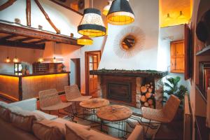 Los CojosVILASIRA ( Rooms & Wines )的带沙发和壁炉的客厅