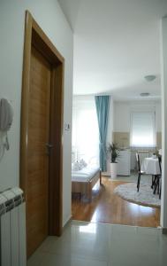 斯雷姆斯卡米特罗维察Angellina Apartmani的一间房间,设有通往卧室的门