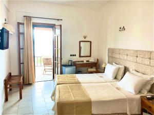 利瓦迪奥阿斯特里酒店的配有一张床、一张书桌和一扇窗户的酒店客房