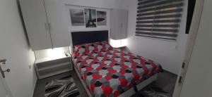 弗尔尼亚奇卡矿泉镇Adrijana 1 Apartmani的一间小卧室,卧室内配有一张床铺