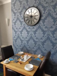 布里德灵顿风信子宾馆的一张带蓝墙时钟的餐桌