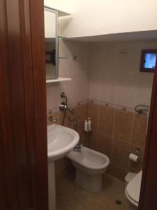 Caltabellottacasa MARINO的一间带水槽、卫生间和镜子的浴室