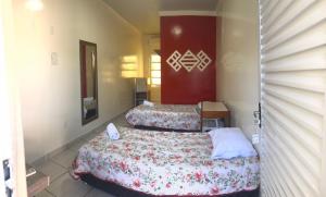 大瓦尔泽亚HOTEL ALAMEDA的一间客房内配有两张床的房间