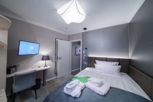库克斯港都恩斯塔兰德酒店的酒店客房,配有带毛巾的床