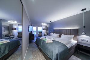 库克斯港都恩斯塔兰德酒店的酒店客房带两张床和一个客厅
