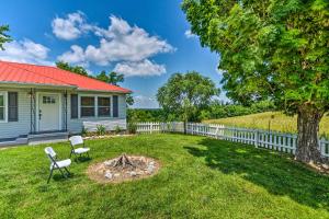 Cottage with Deck and Yard 2 Mi to Dale Hollow Lake!外面的花园