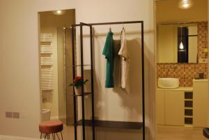卡利亚里Suite Cagliari -99-的厨房配有冰箱、柜台