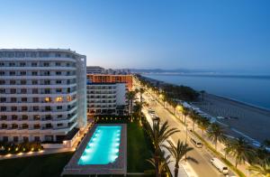 多列毛利诺斯Hotel Apartamentos Bajondillo的海滩旁的游泳池酒店