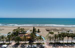 多列毛利诺斯Hotel Apartamentos Bajondillo的从度假村的阳台上可欣赏到海滩景色