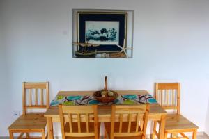斯韦蒂·斯特凡Blue Mediterranean Apartments的一张带椅子的木桌和一碗水果