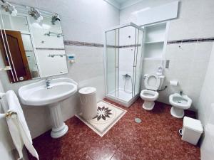 Ramón y Cajal 6的一间浴室