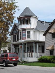 AmherstburgBondy House Bed & Breakfast的停在白色房子前的红色山羊