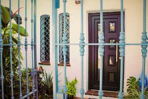 厄尔-汝姆披多El carajo的一座带蓝色栅栏的房子的前门