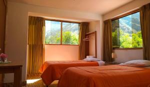 奥兰太坦波Tambo de Ollantay Hotel的酒店客房带两张床和两个窗户
