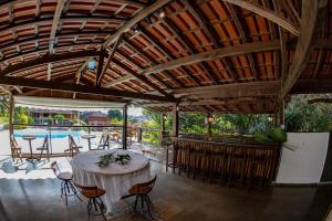 阿拉沙Quinta dos Lemos的一个带桌椅的庭院和一个游泳池