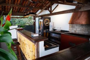 阿拉沙Quinta dos Lemos的房屋内厨房的外部景色
