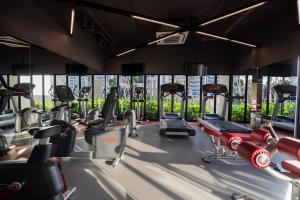 努沙再也罗曼达麦丽丁酒店的健身房设有跑步机和椭圆机