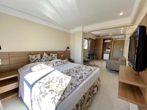 库里提巴韦恩巴特尔酒店的一间卧室配有一张大床和电视
