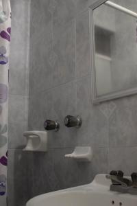 底拉斯卡拉Hotel Winn Comfort的一间带水槽和镜子的浴室