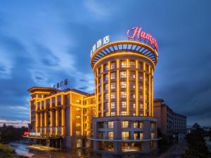 花都广州白云机场北希尔顿欢朋酒店Hampton by Hilton Guangzhou Baiyun Airport North的上面有标志的建筑