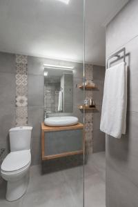SpílionCasa Leone, cosy apartment overlooking the square的浴室配有卫生间、盥洗盆和浴缸。
