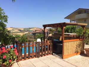 San SavinoCa'Silvia的木栅栏、凉亭和游泳池