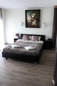 伊格纳利纳Vila Romnesa的一间卧室配有一张大床和两条毛巾